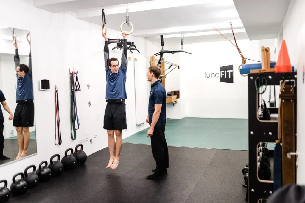Aushängen im Functional Training Studio an den Ringen