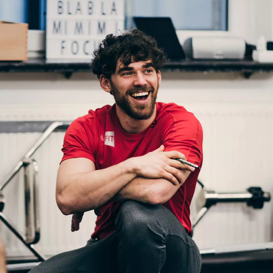 Personal Trainer lächelt