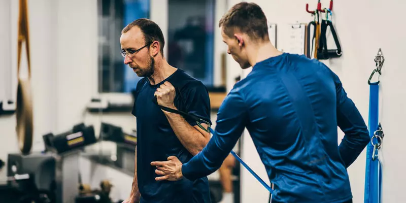 Fitnesstraining im Personal Training Studio mit Coach