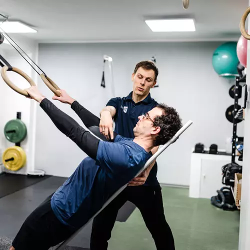 Trainingsbetreuung durch Personal Trainer im Studio