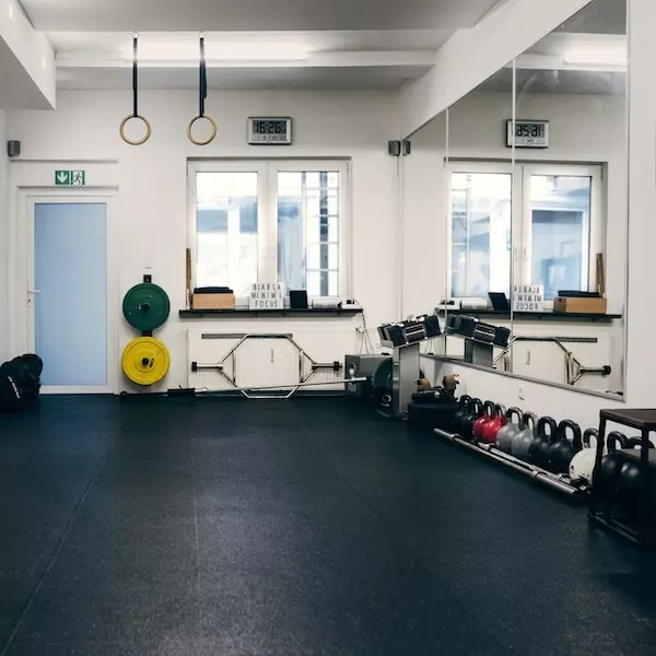 Personal Training Studio mit großer Trainingsfläche und vielen funktionellen Trainingstools