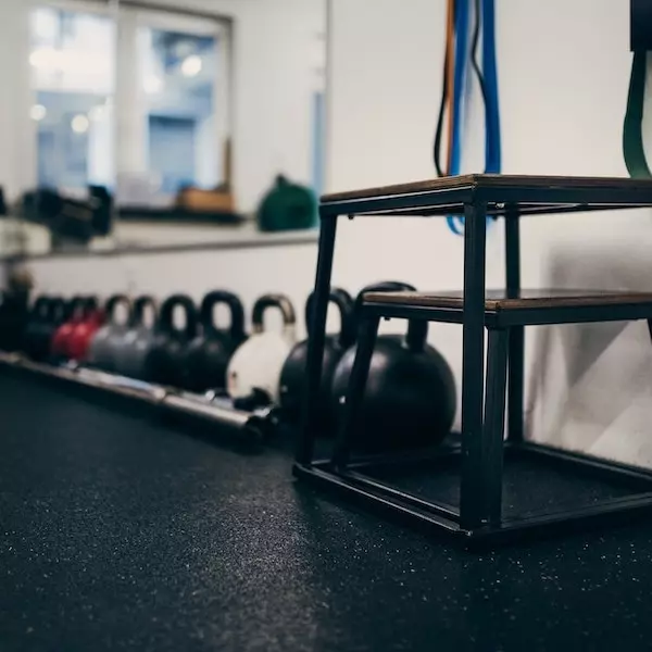 Personal Training Studio mit Kettlebells