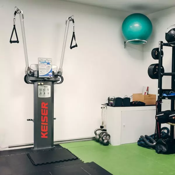 Personal Training Studio mit Keiser Gerät