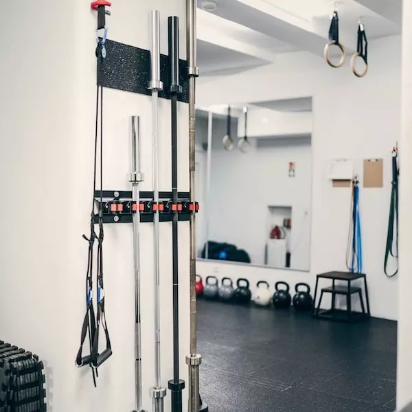 Personal Training Studio mit Langhantelhalterung