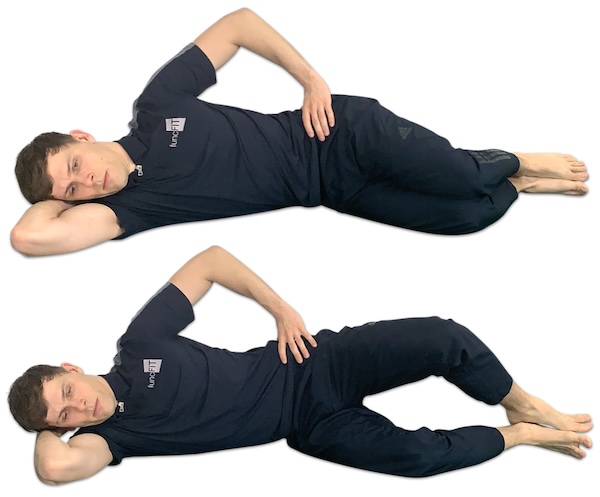 Übungsabbildung der Muschel in Seitlage mit Anfangs- und Endposition; Person liegt mit angewinkelten Knien in Seitlage und spreizt das obere Bein ab, während die Füße aufanderliegen