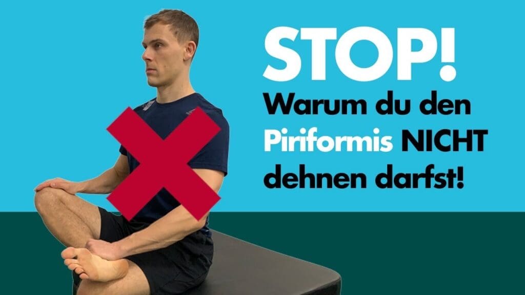 Person sitzt auf einer schwarzen Box und dehnt den Piriformis indem das zu dehnende Bein auf dem anderen Bein in einer Außenrotation abgelegt ist. Die Dehnung ist anschließend rot durchgekreuzt, was signalisieren soll, dass die Dehnung nicht gemacht werden soll. Im Bild steht außerdem: Stop! Warum du den Piriformis nicht dehnen darfst!