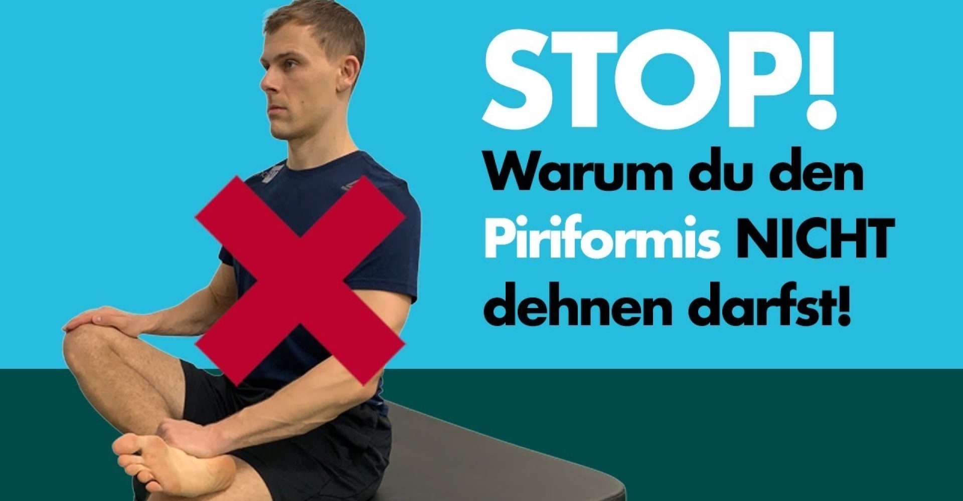 Person sitzt auf einer schwarzen Box und dehnt den Piriformis indem das zu dehnende Bein auf dem anderen Bein in einer Außenrotation abgelegt ist. Die Dehnung ist anschließend rot durchgekreuzt, was signalisieren soll, dass die Dehnung nicht gemacht werden soll. Im Bild steht außerdem: Stop! Warum du den Piriformis nicht dehnen darfst!