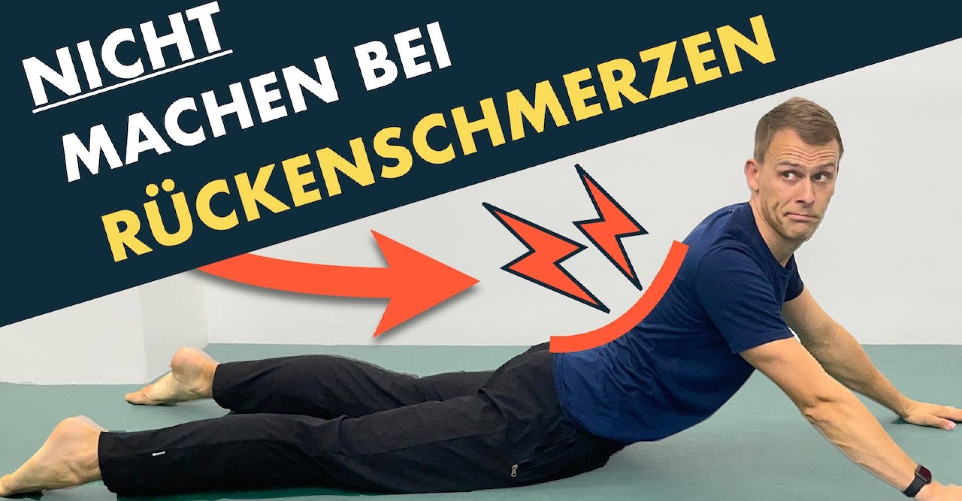 Mann liegt in Bauchlage mit überstreckten Rücken in der Cobra-Pose